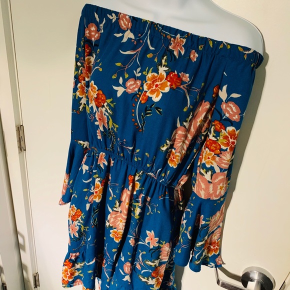 Off the shoulder Dress - Picture 2 of 7